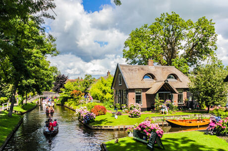 Giethoorn Sightseeing Tour with Boat Ride From Amsterdam